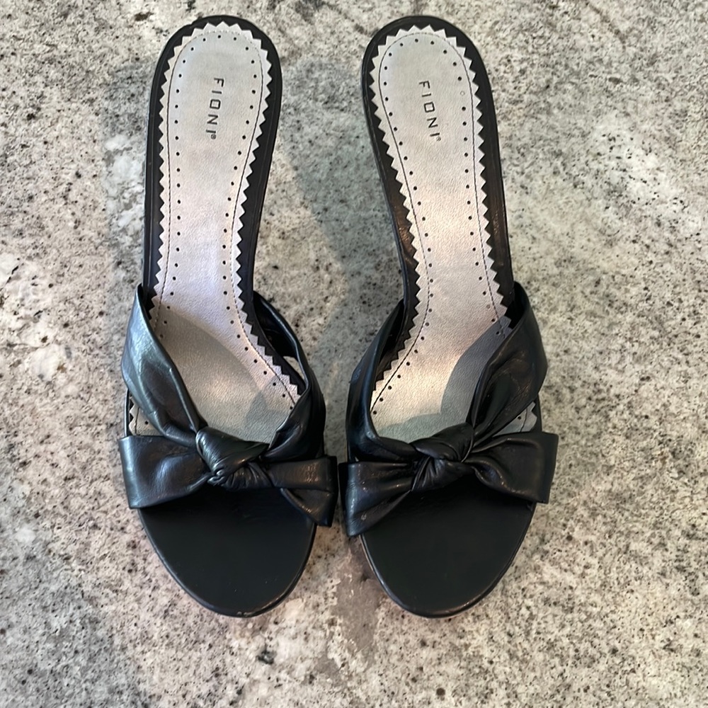 Cute black heels with knot